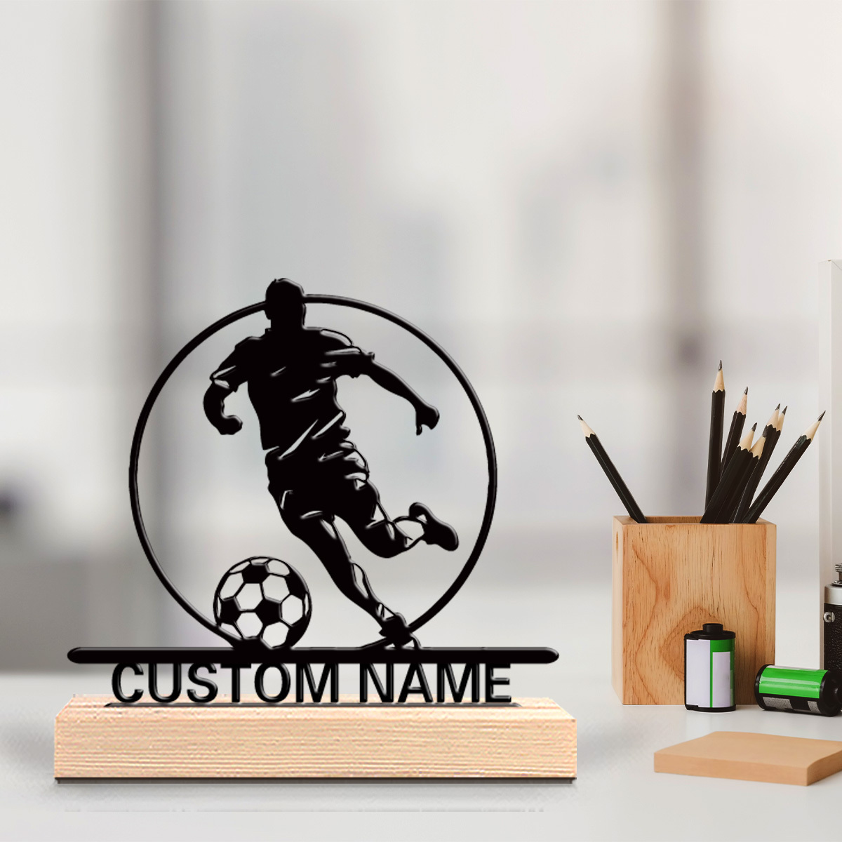 Home Decor Inspo - Personalisierte Fußballspieler-Metallstatue mit Namen, Holzsockel Tischdekoration,